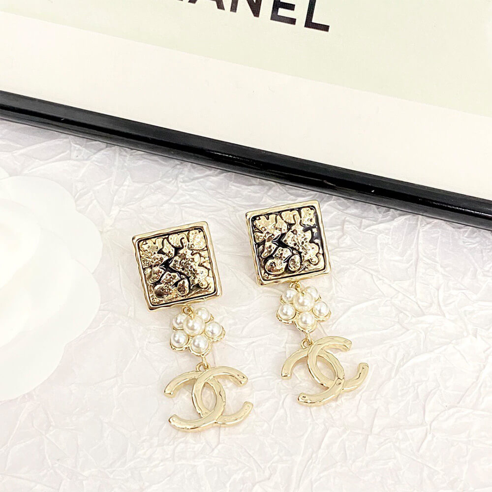 Ch**el PEARL EARRINGS