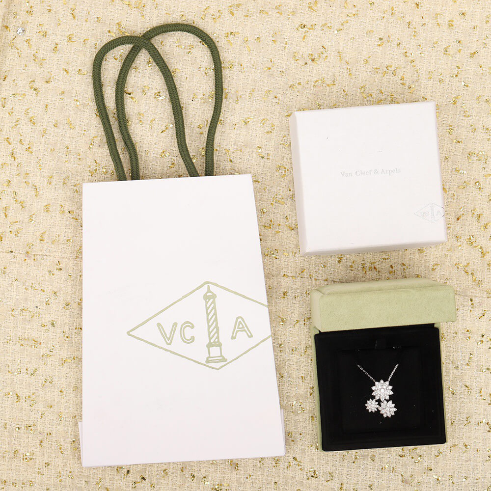 V*n Cl**f & Arpels Lotus pendant, 3 flowers