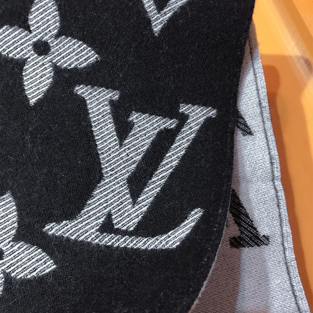 LV  ESSENTIAL Scarf
