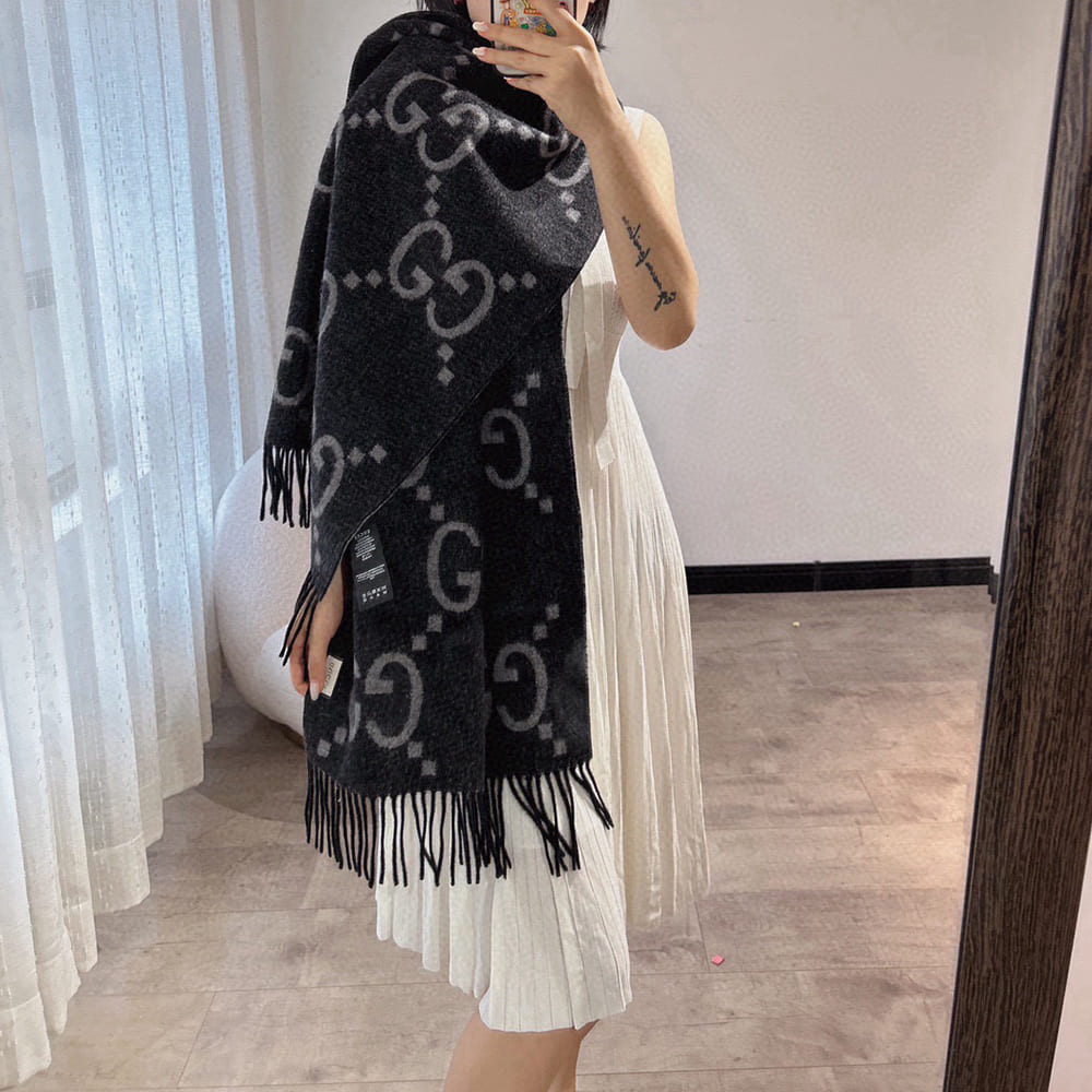 Gvc*1 GG wool jacquard scarf