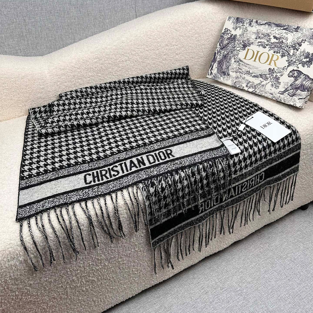 D10r Knit Scarves