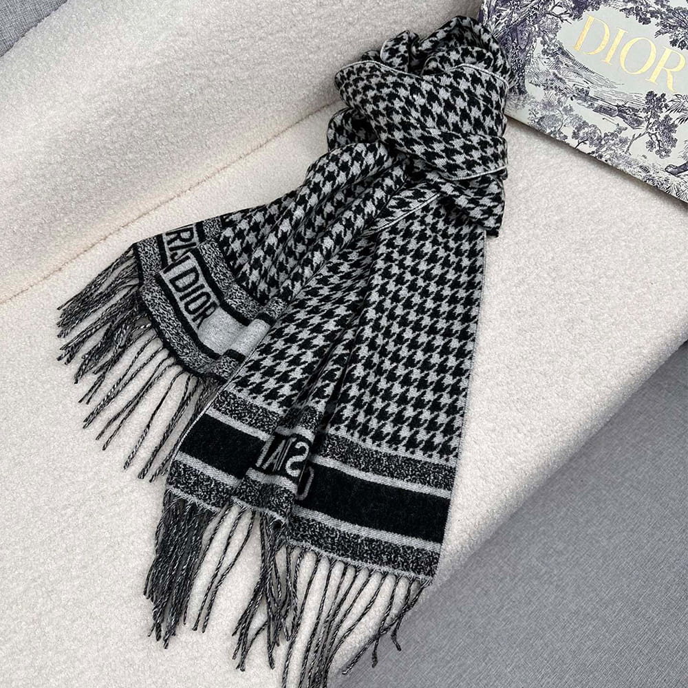 D10r Knit Scarves