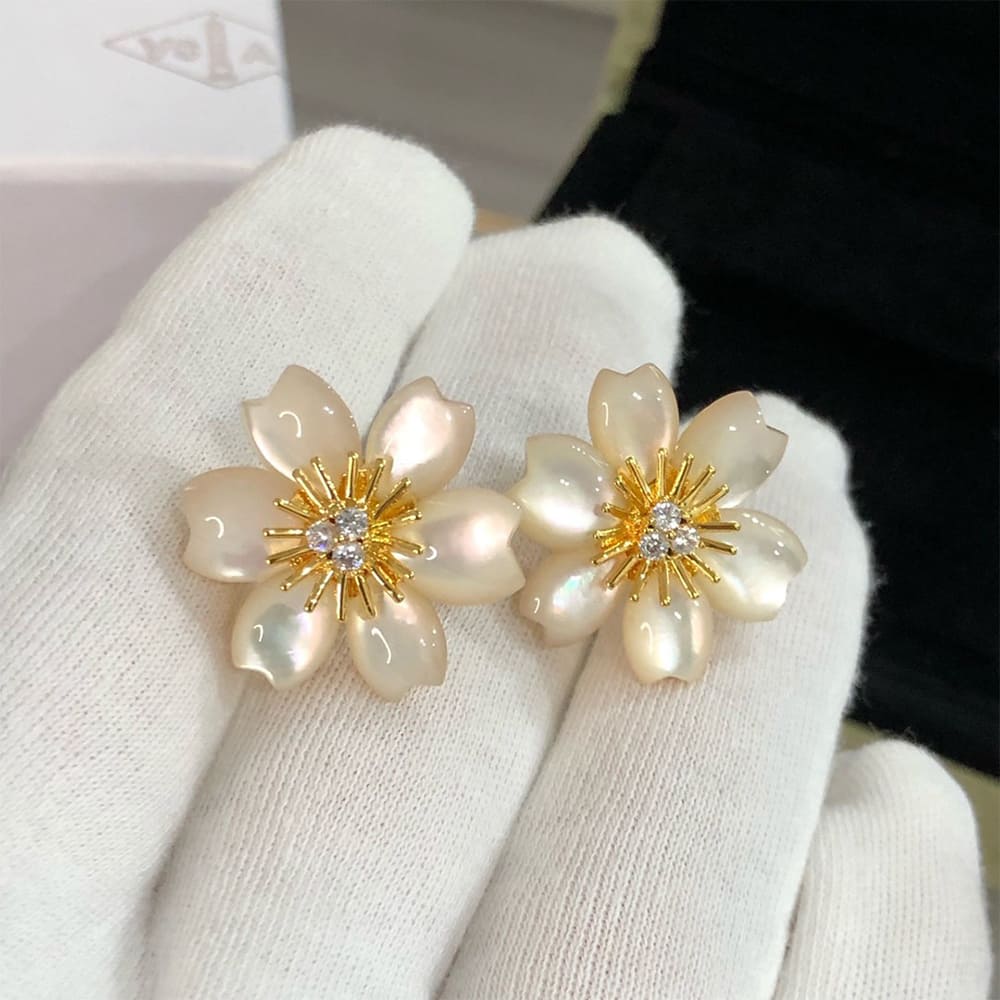 VCA Rose de No?l Earrings