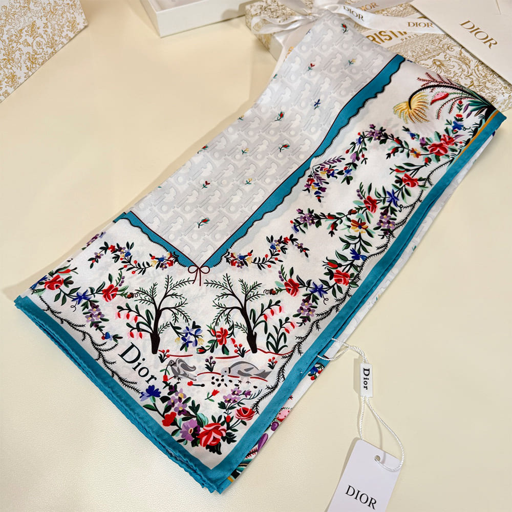 D10ramour Revolution Flowers 90 Square Scarf