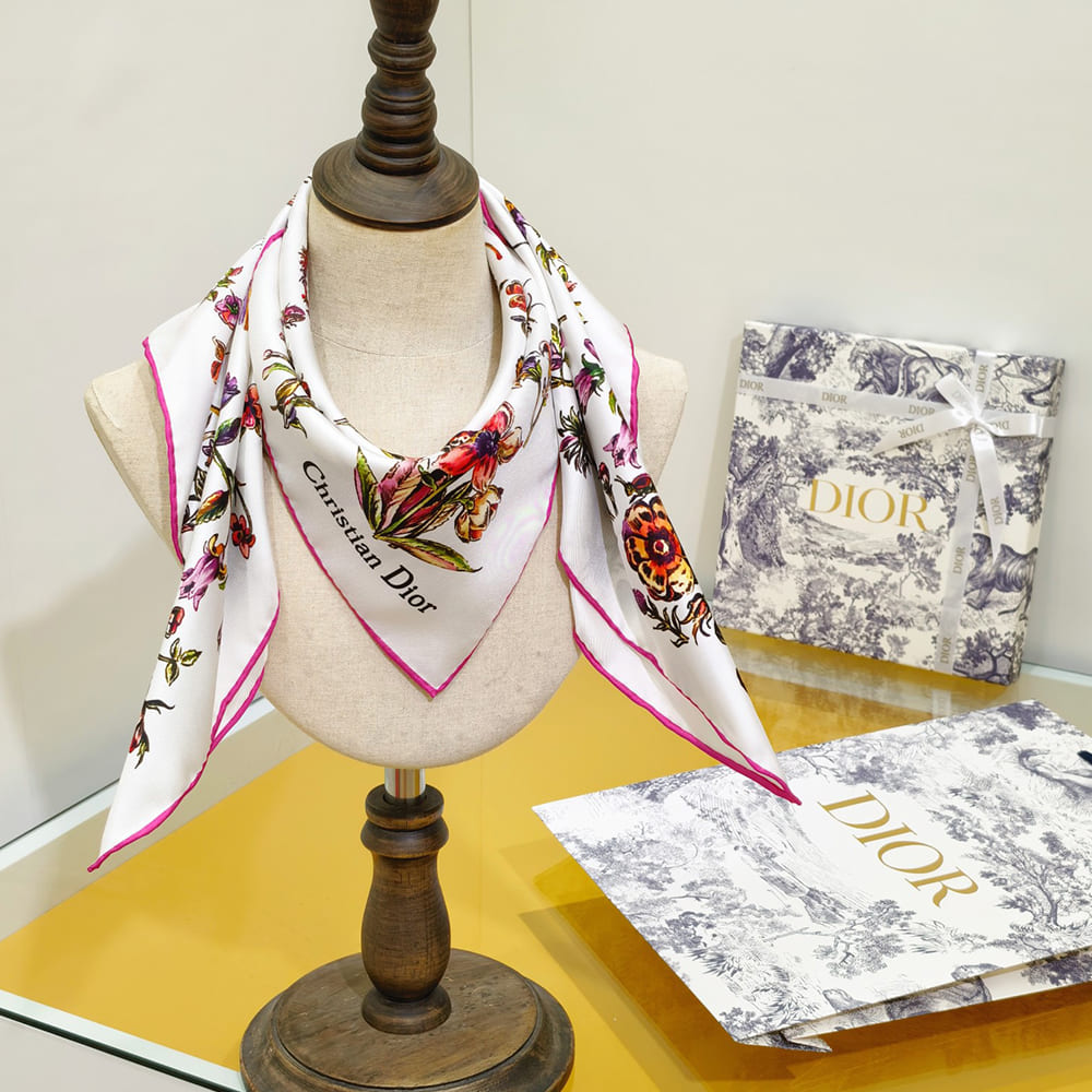 D10r printed square scarf 90