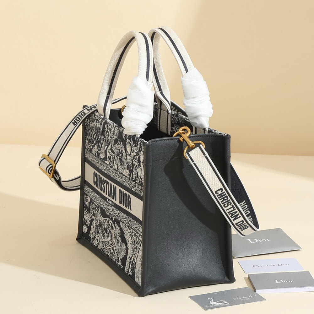 Small D10r Book Tote