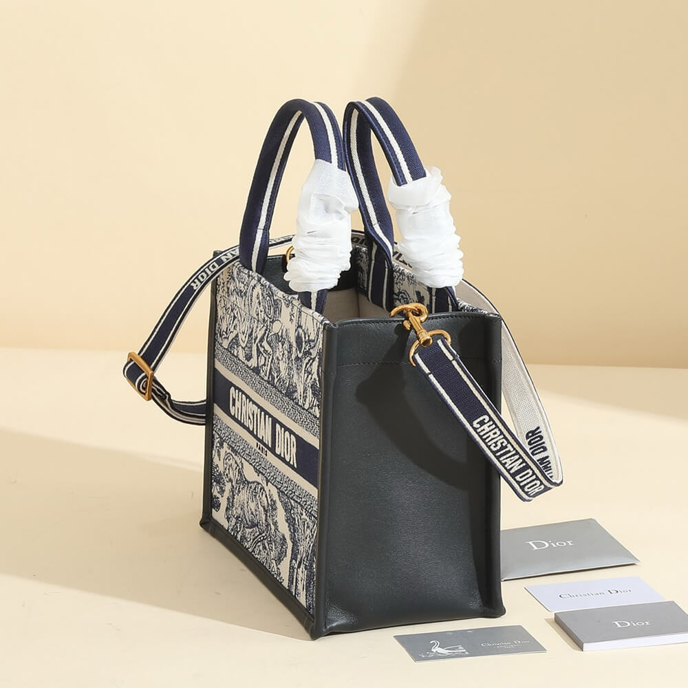 Small D10r Book Tote
