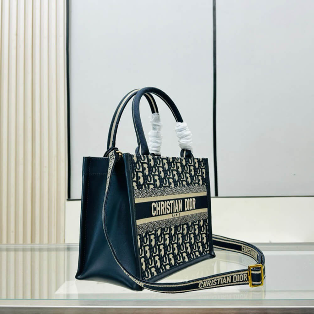Small D10r Book Tote