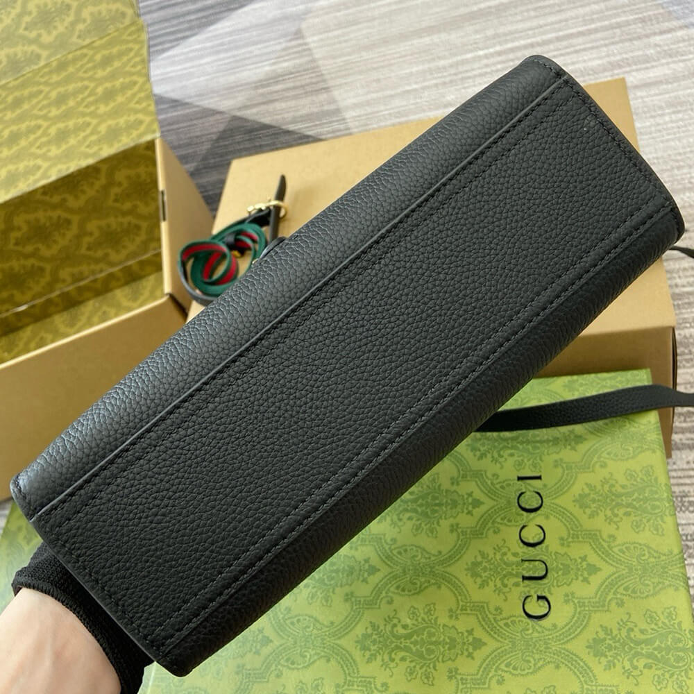 Gvc*1 SMALL TOTE BAG WITH HOOK CLOSURE