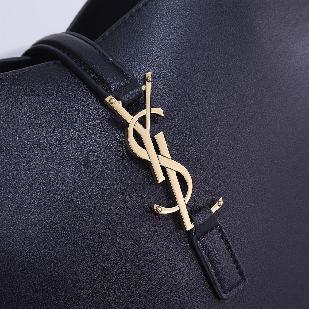 SMALL LE 5 À 7 S*pPLE IN SMOOTH LEATHER