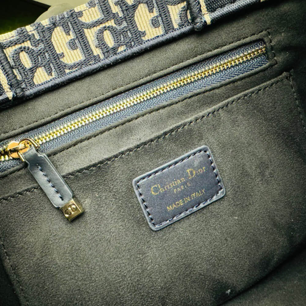 Small D10r Book Tote