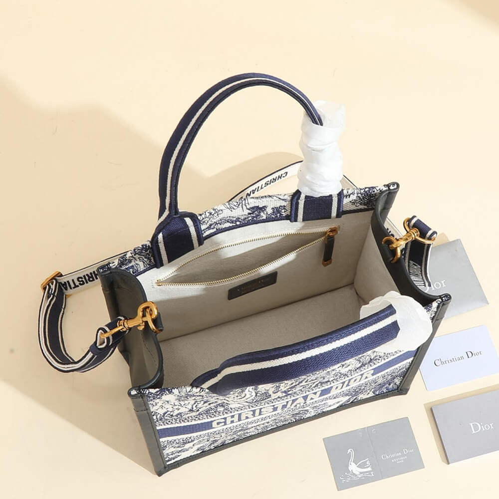 Small D10r Book Tote