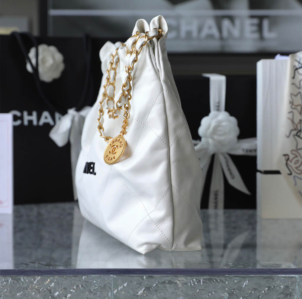 Ch**el 22 SMALL HANDBAG(high-end grade)