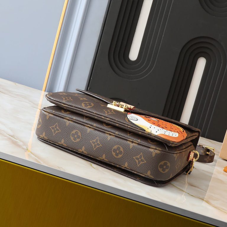 LV Pochette Metis