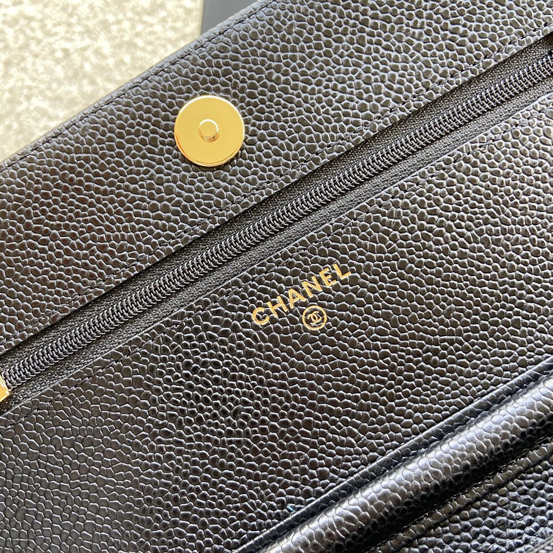 Ch**el classic chain wallet