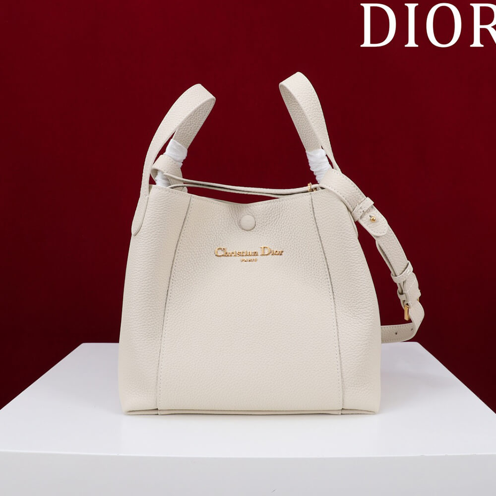D10r Medium Signature Bucket Bag