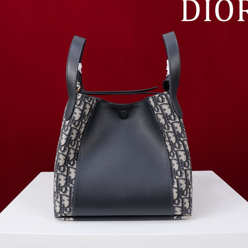D10r Medium Signature Bucket Bag