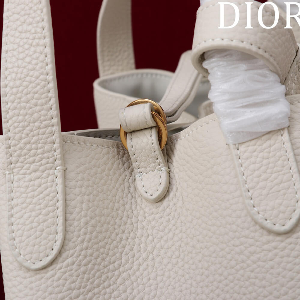 D10r Medium Signature Bucket Bag