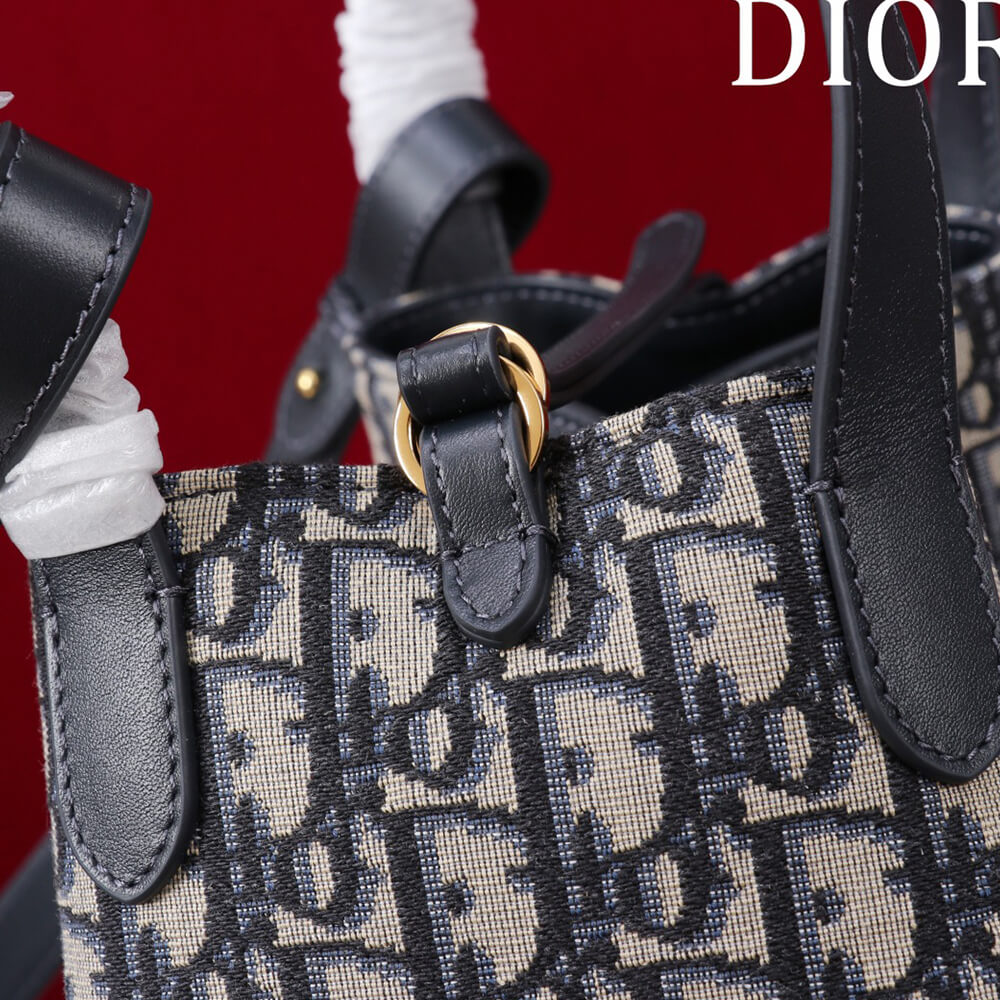 D10r Medium Signature Bucket Bag