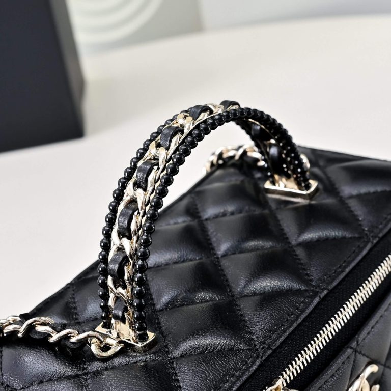 Ch**el Long Vanity with chain