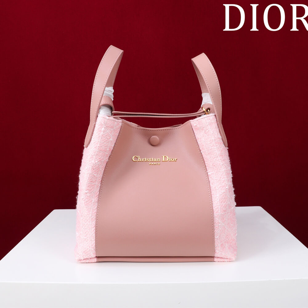 D10r Medium Signature Bucket Bag