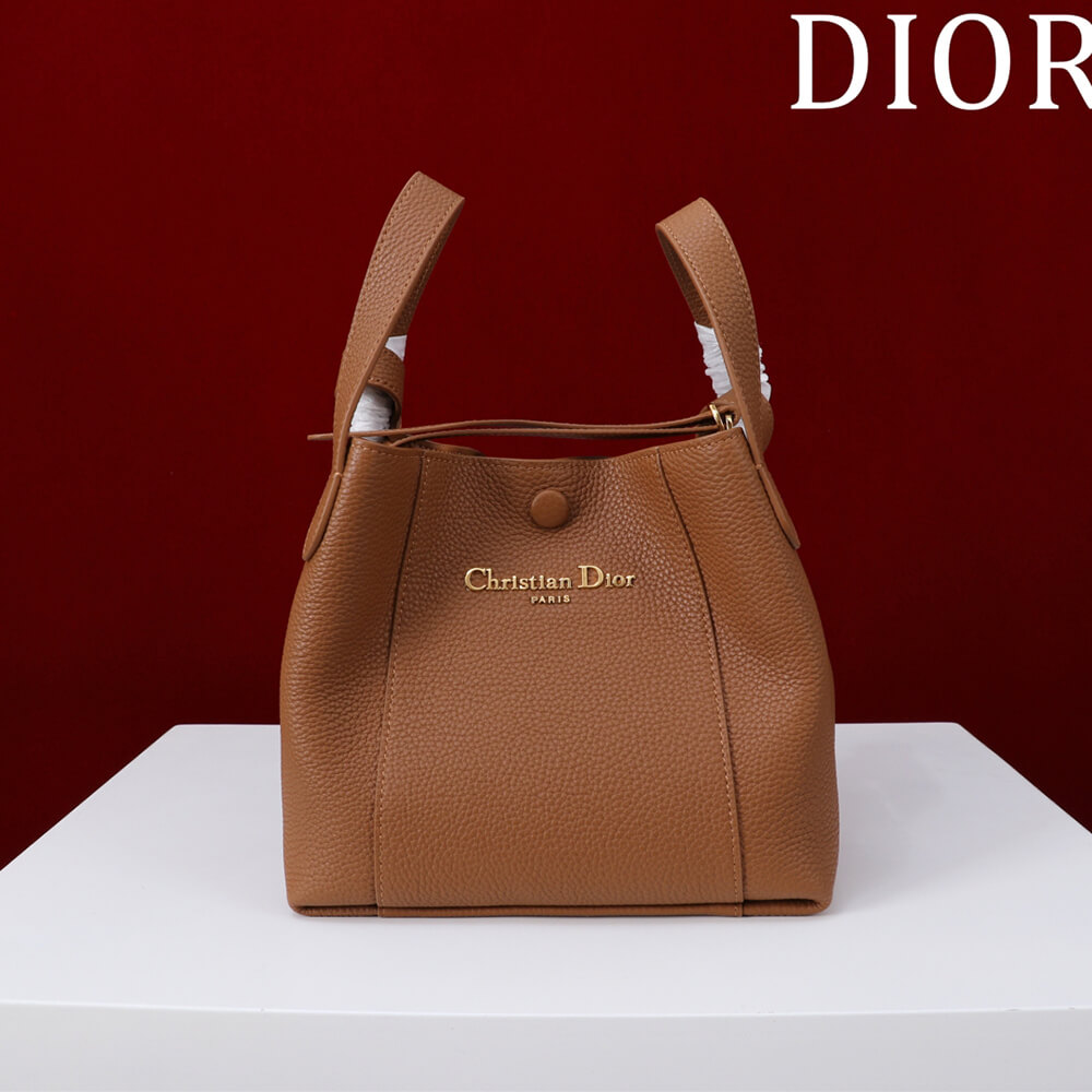 D10r Medium Signature Bucket Bag
