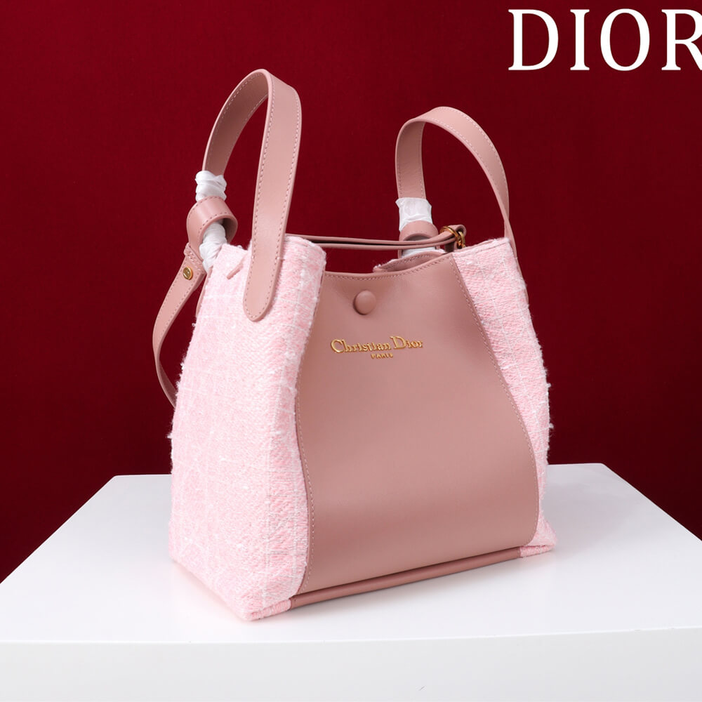 D10r Medium Signature Bucket Bag