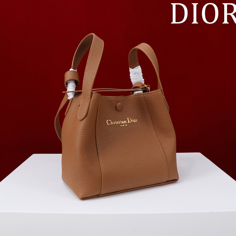 D10r Medium Signature Bucket Bag