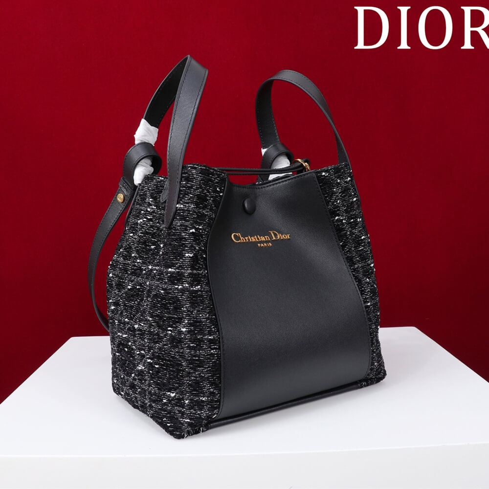 D10r Medium Signature Bucket Bag