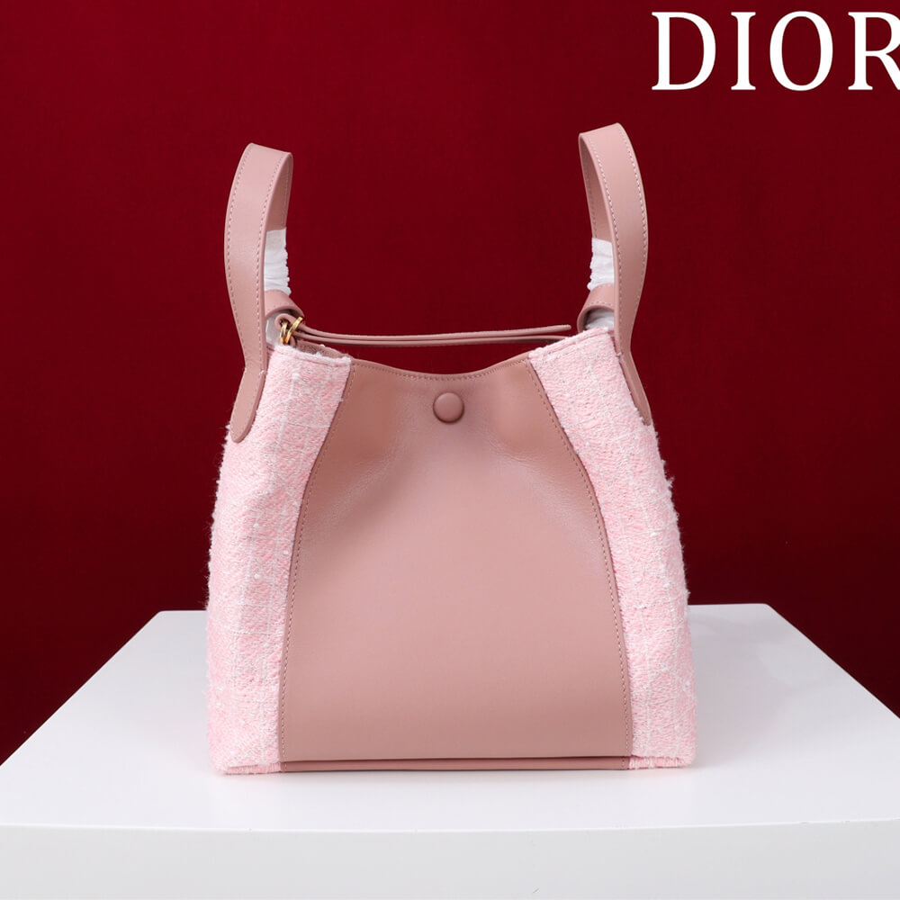 D10r Medium Signature Bucket Bag