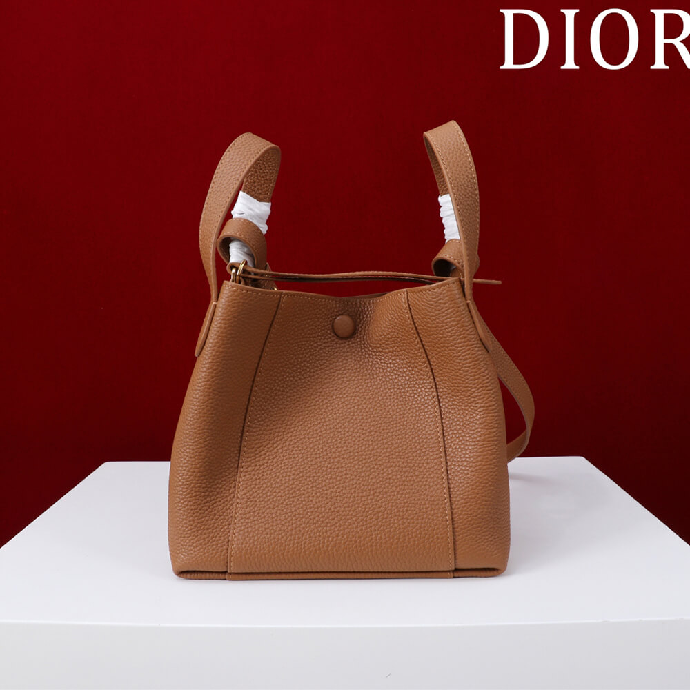 D10r Medium Signature Bucket Bag