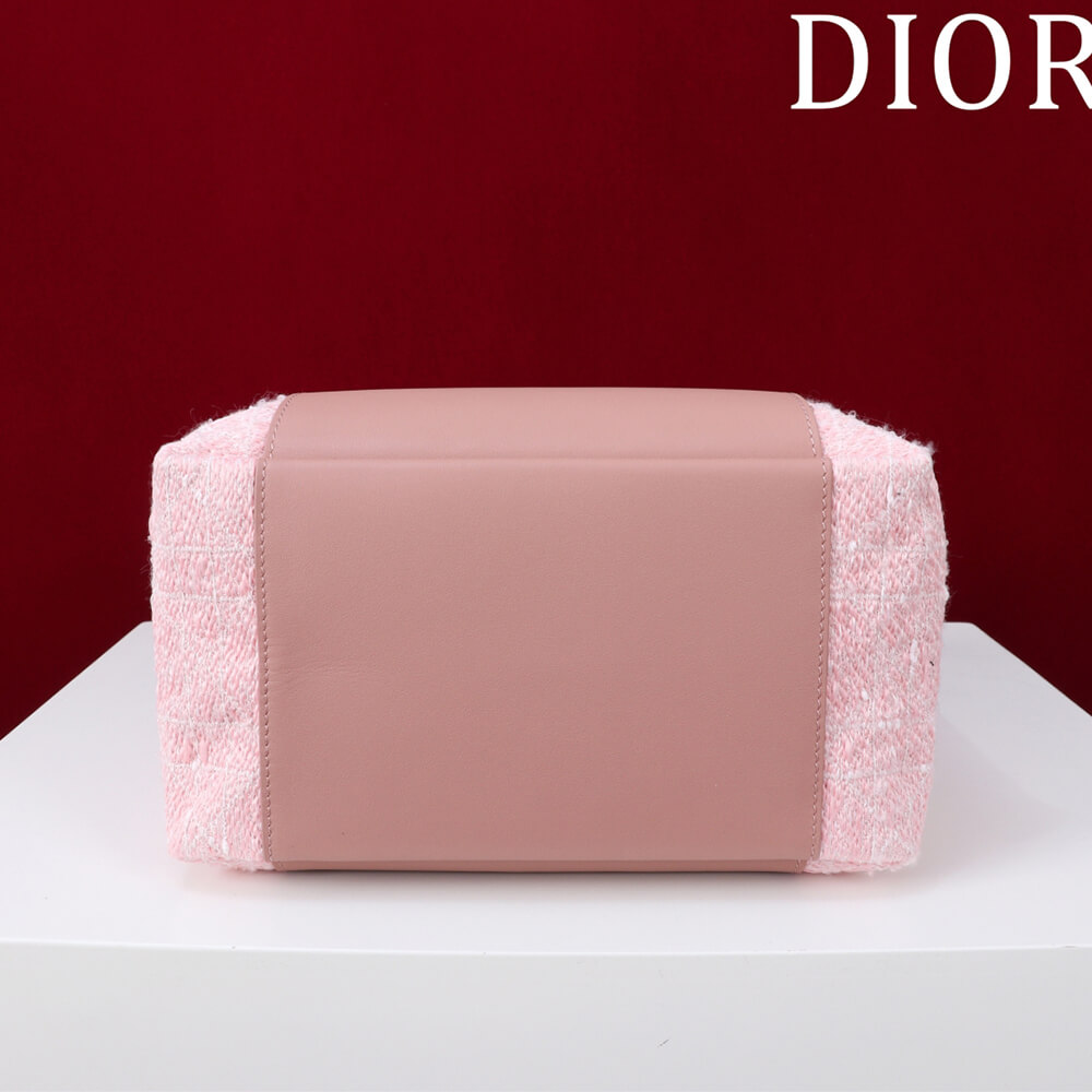 D10r Medium Signature Bucket Bag