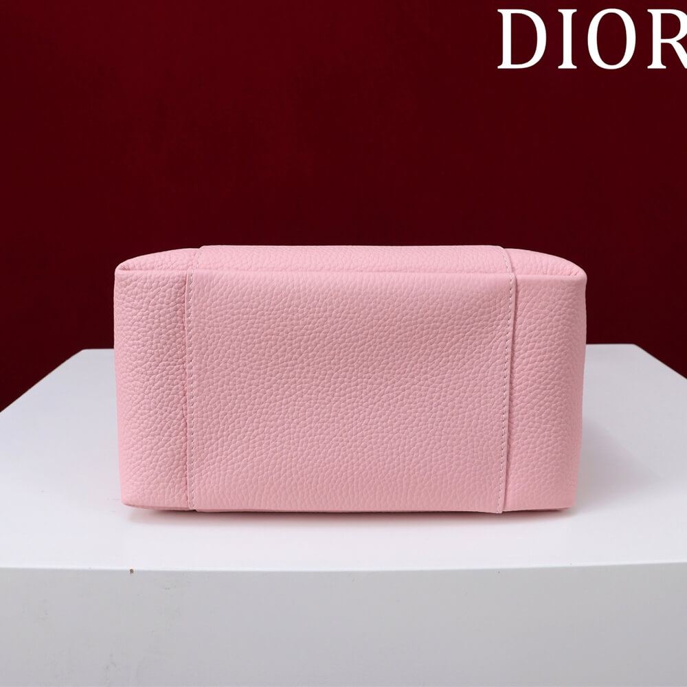 D10r Medium Signature Bucket Bag
