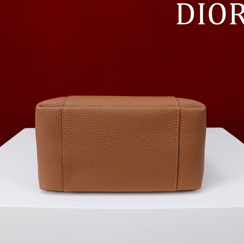 D10r Medium Signature Bucket Bag