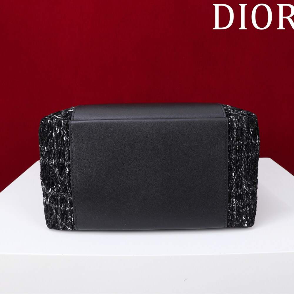 D10r Medium Signature Bucket Bag