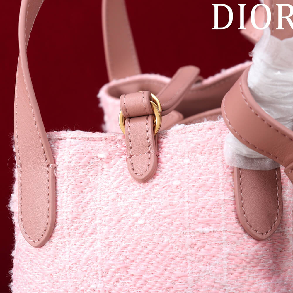 D10r Medium Signature Bucket Bag