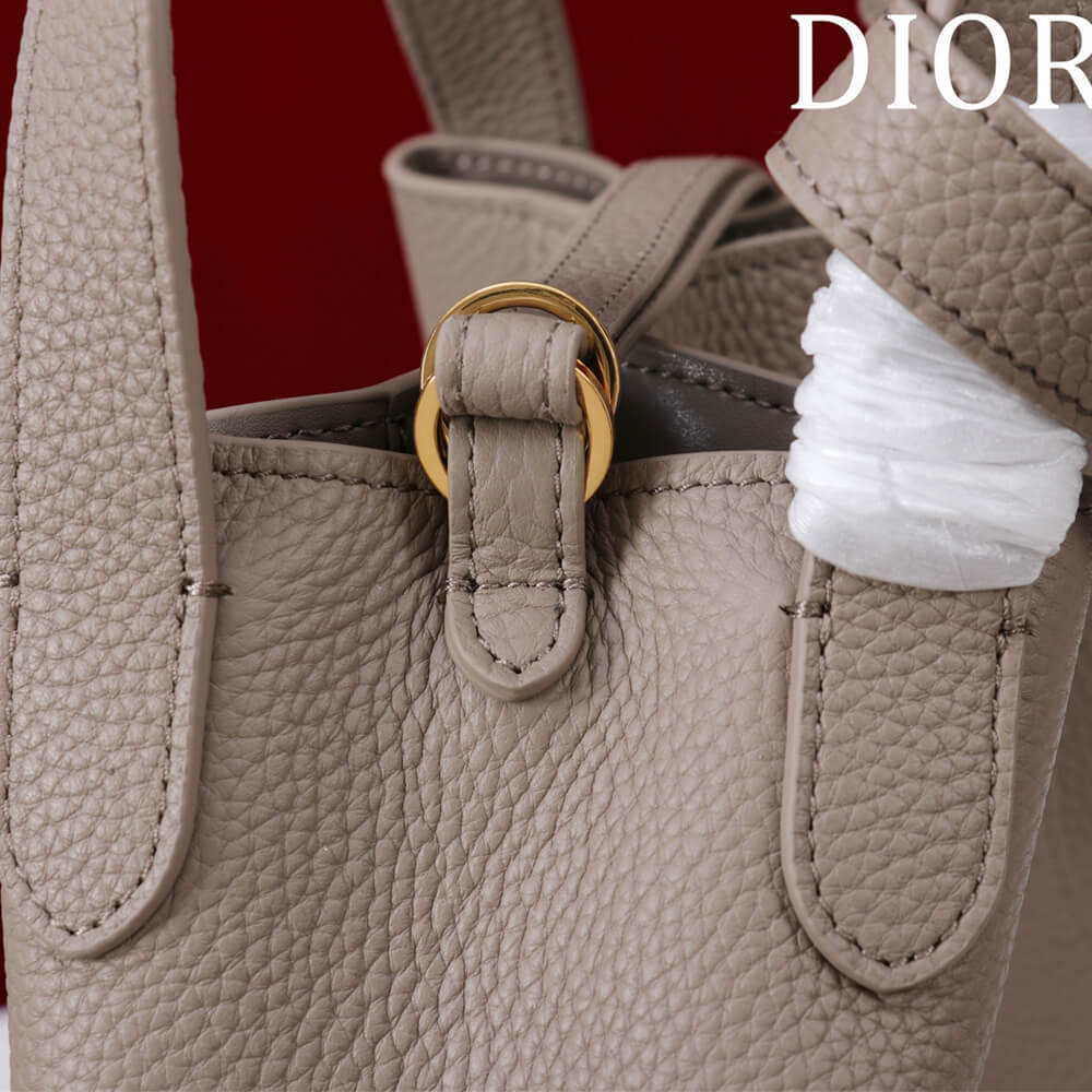 D10r Medium Signature Bucket Bag