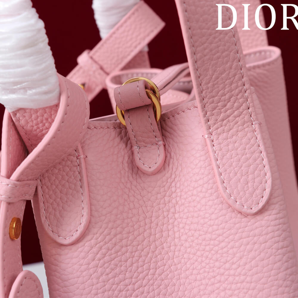 D10r Medium Signature Bucket Bag