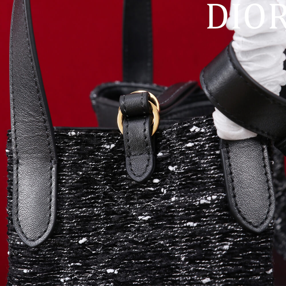 D10r Medium Signature Bucket Bag
