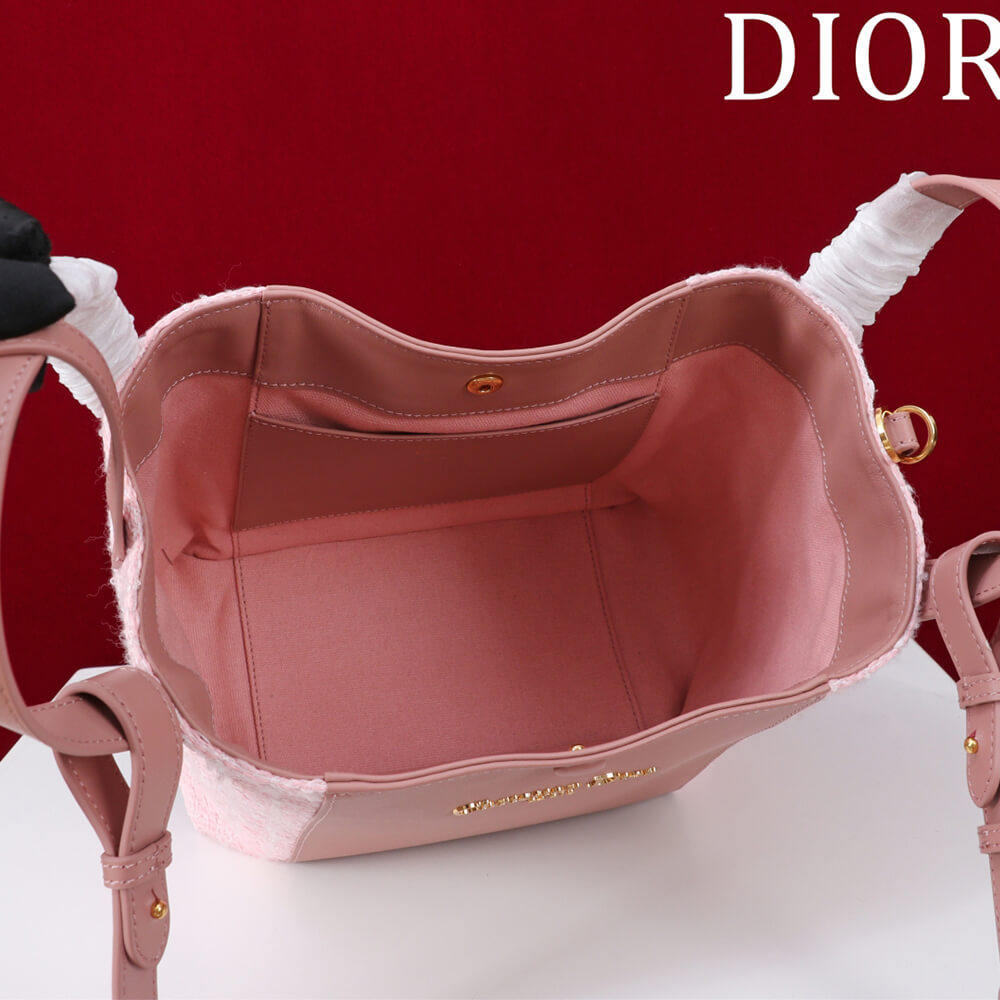 D10r Medium Signature Bucket Bag