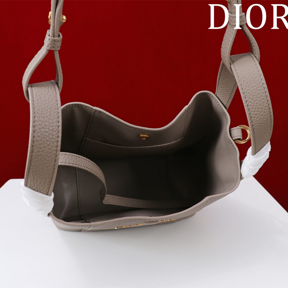 D10r Medium Signature Bucket Bag