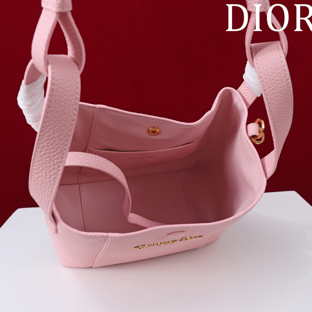D10r Medium Signature Bucket Bag
