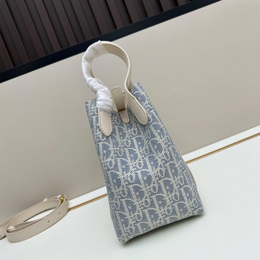 D10r Small Signature Bucket Bag