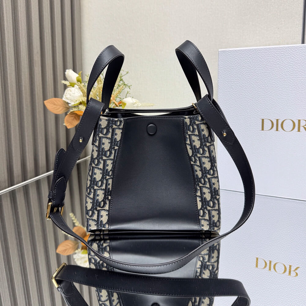 D10r Small Signature Bucket Bag
