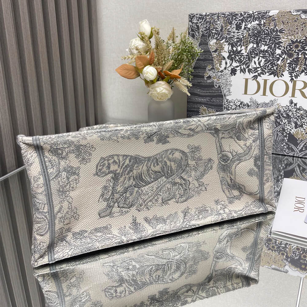 Medium D10r Book Tote