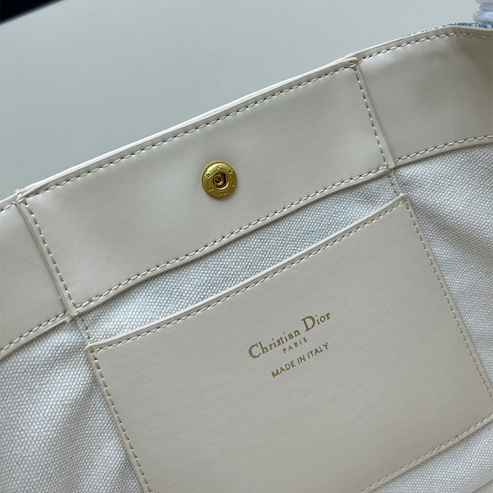 D10r Small Signature Bucket Bag