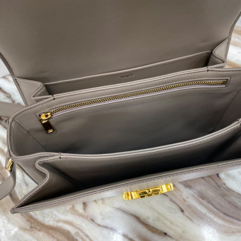 Ce1i*e CLASSIQUE TRIOMPHE BAG in shiny calfskin(HIGH-END GRADE)