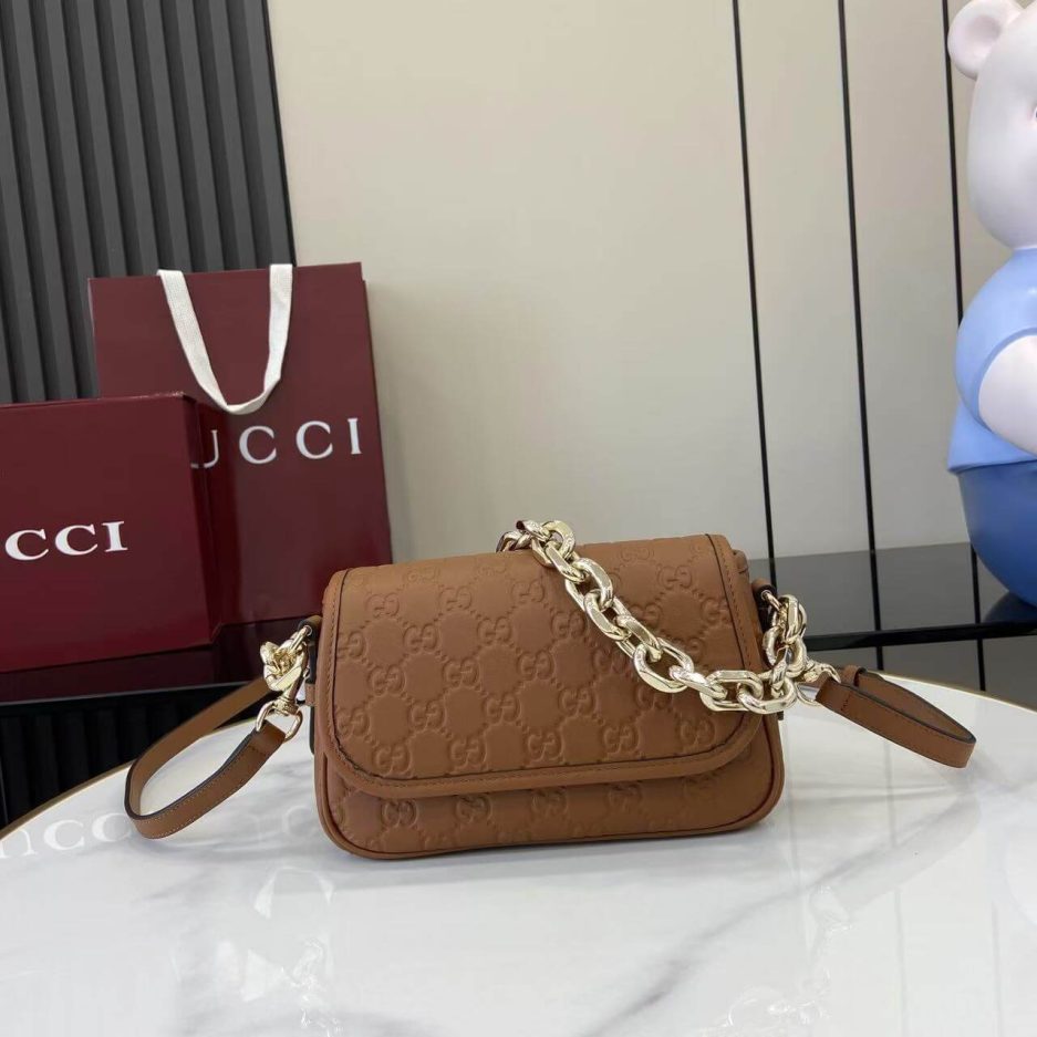 GG Emblem small shoulder bag