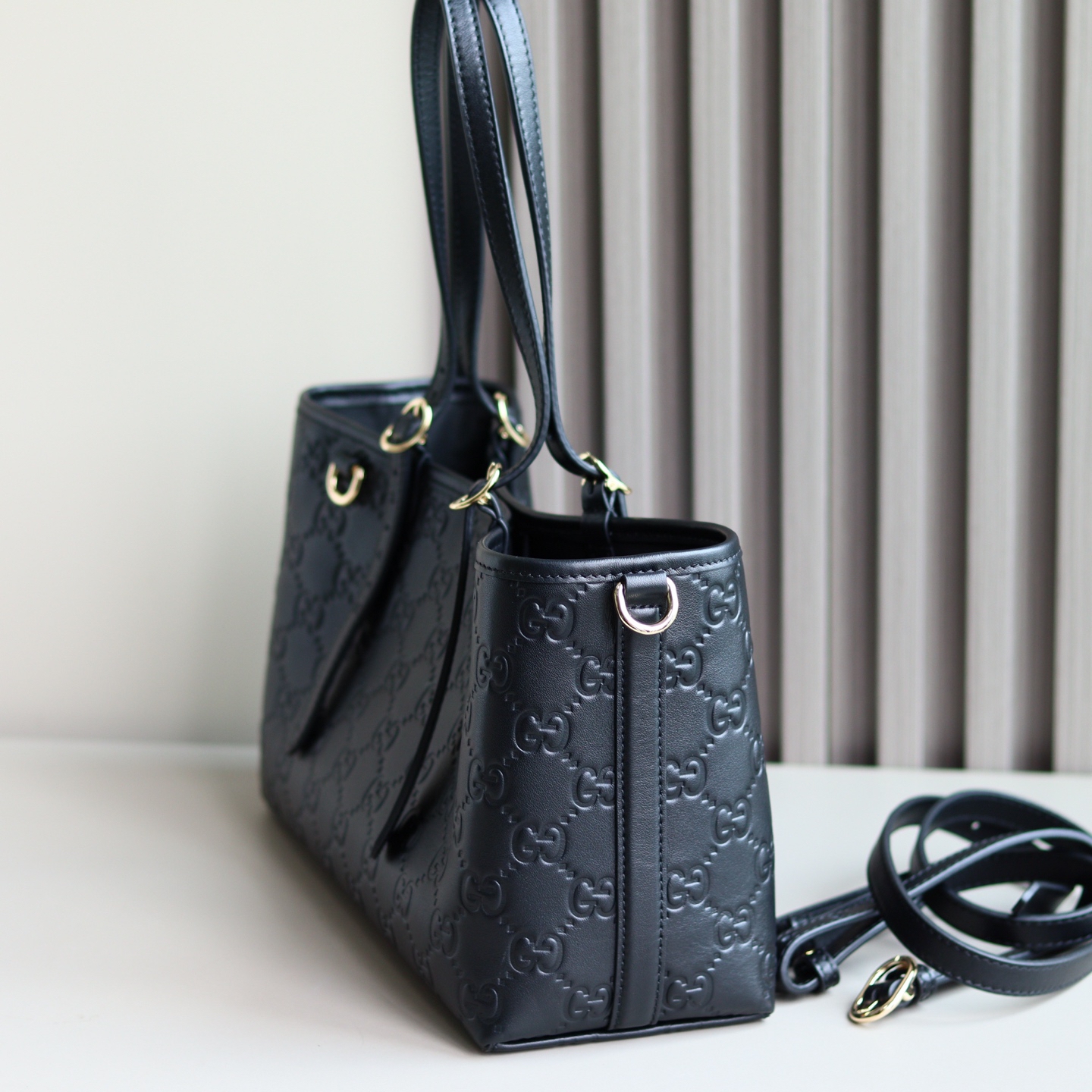 GG Emblem medium tote bag