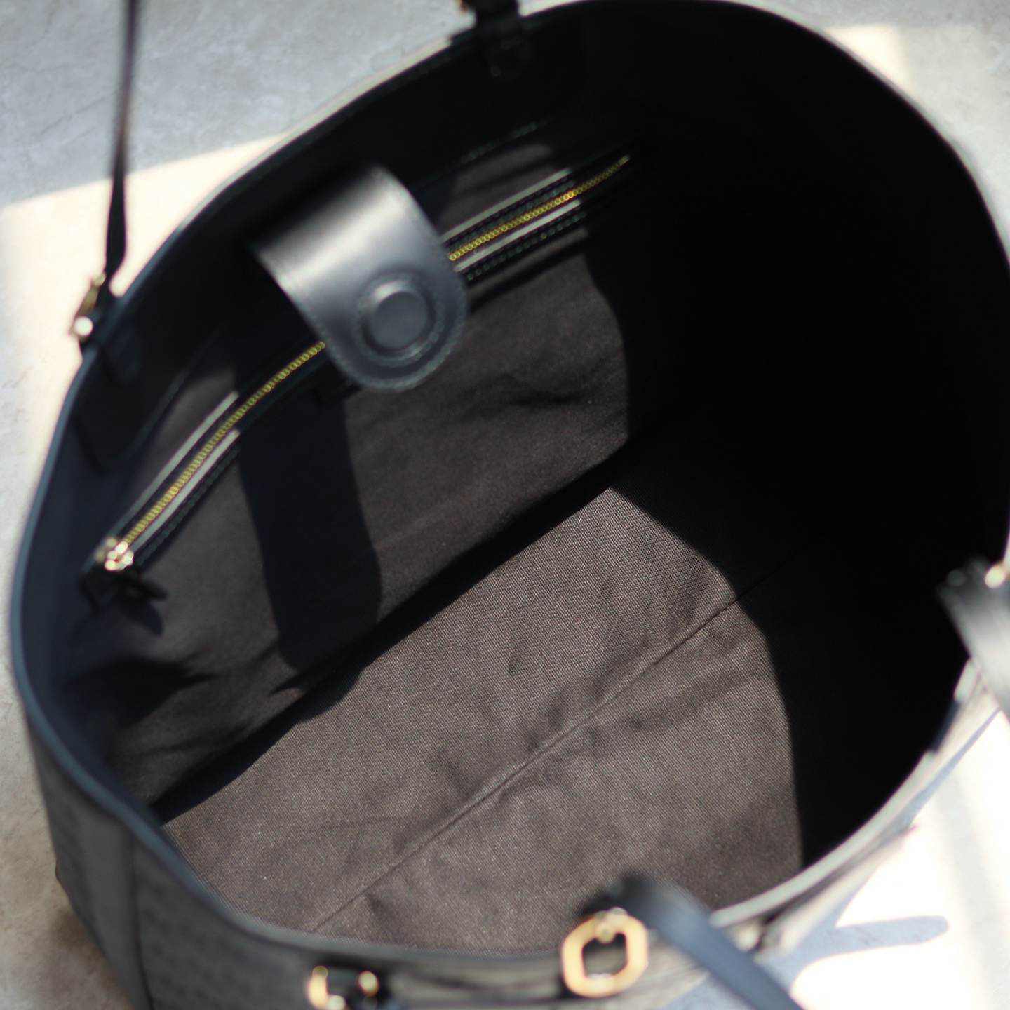 GG Emblem large tote bag